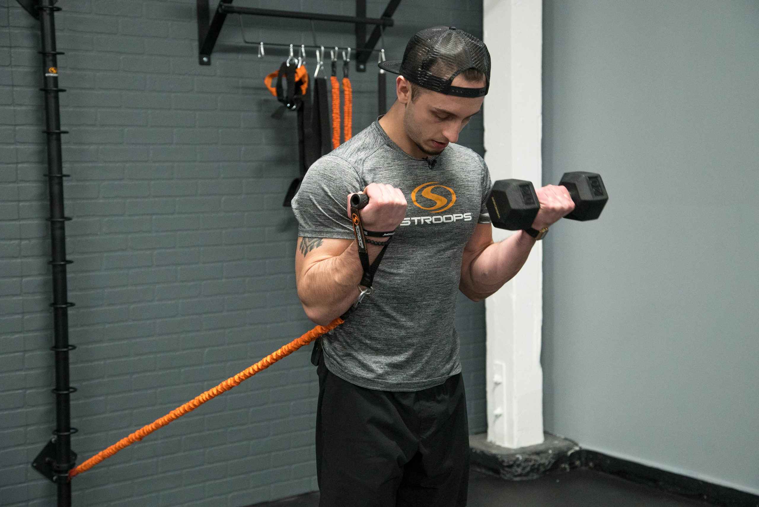 resistance band dumbbell biceps curl