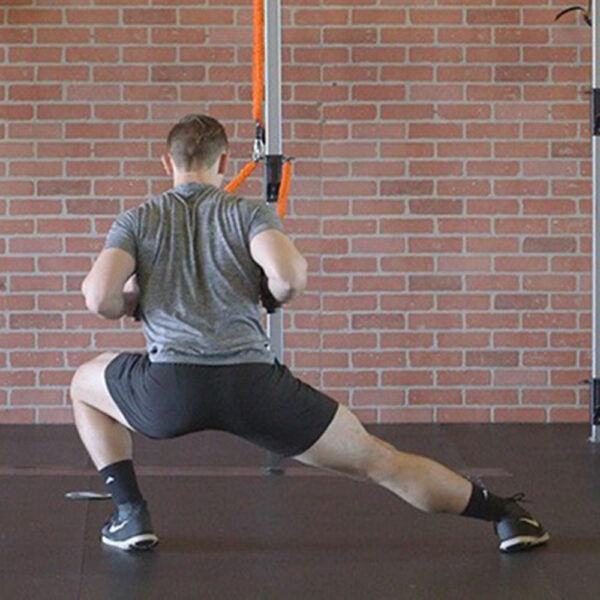 Stroops trainer Caysem doing VITL Alternating side lunge with row