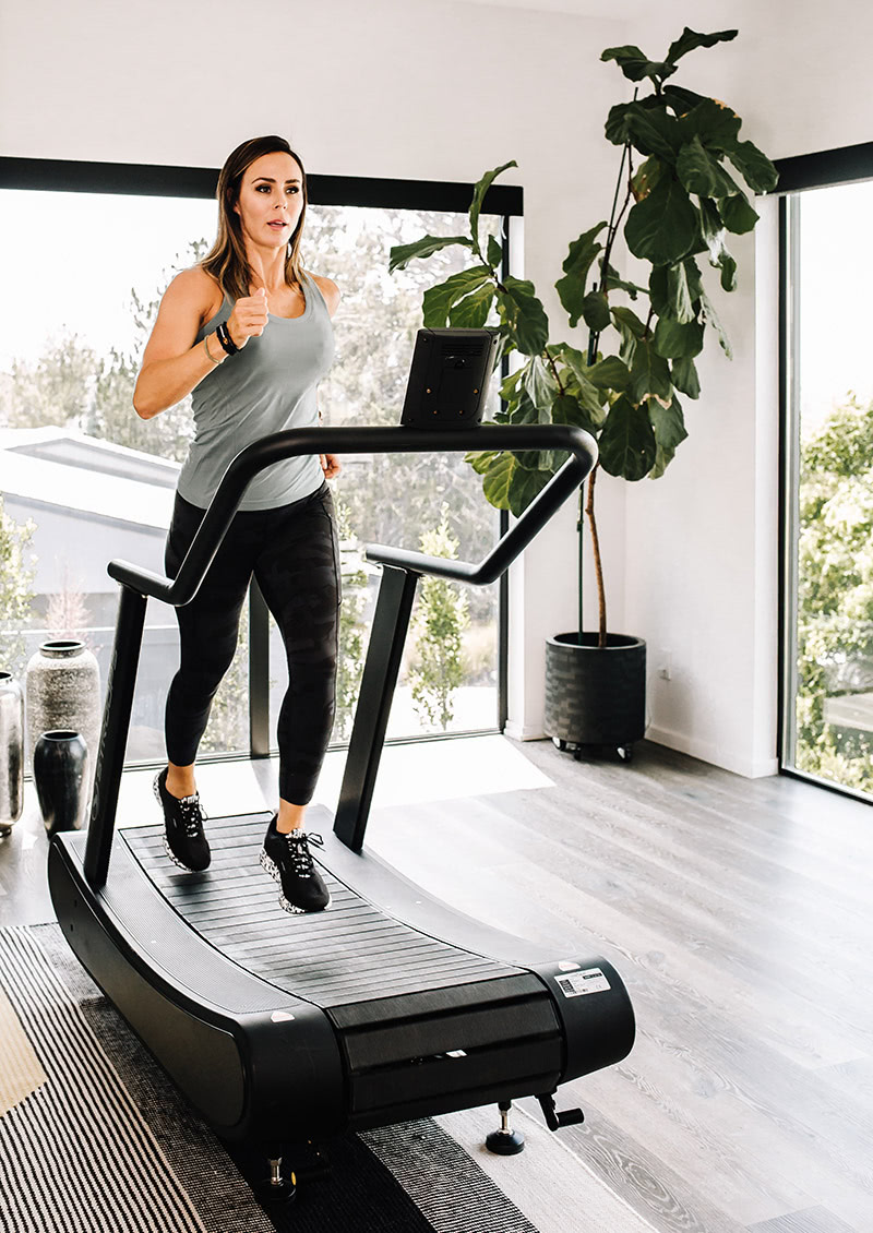 stroops coach aly purdy running on the opticurve treadmill