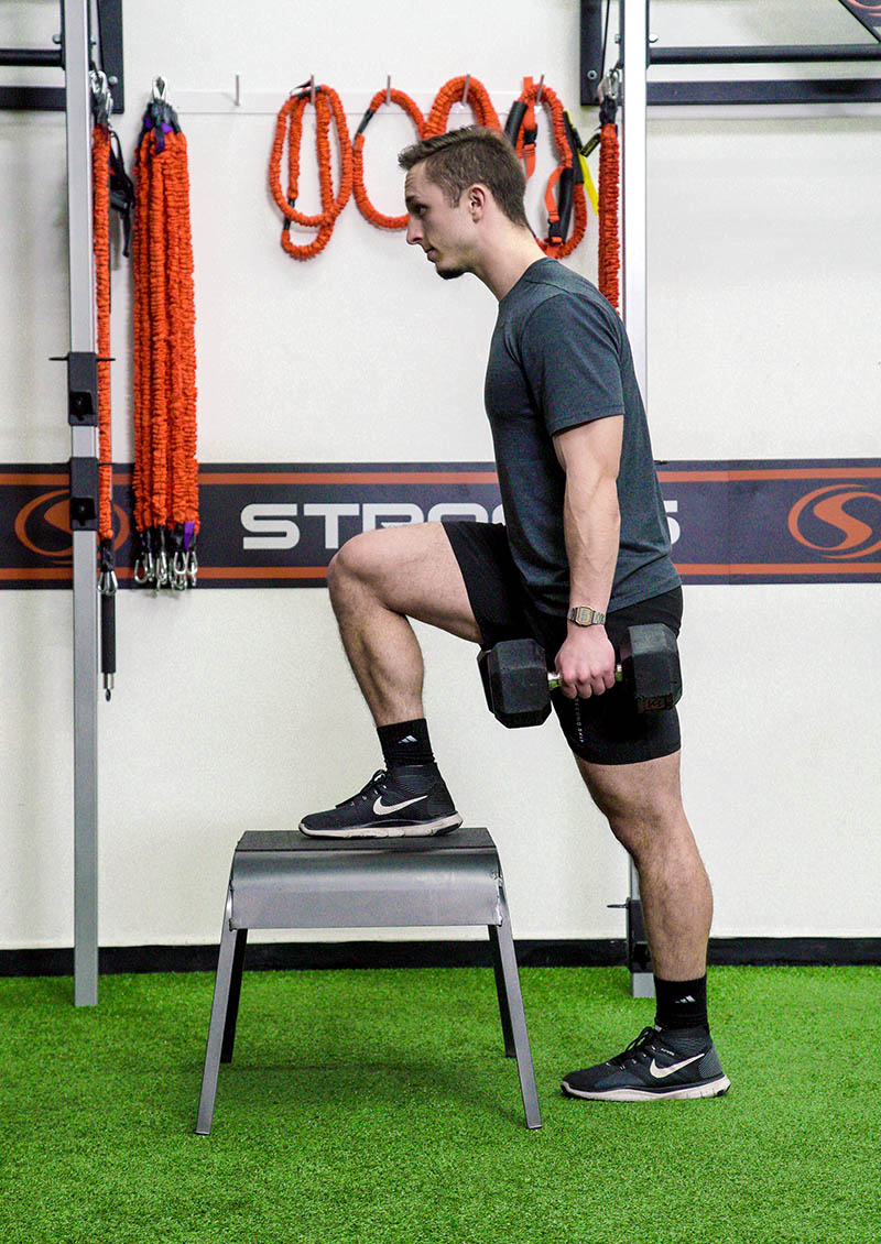 stroops coach caysem johnson working out with dumbells and the ergo plyo box