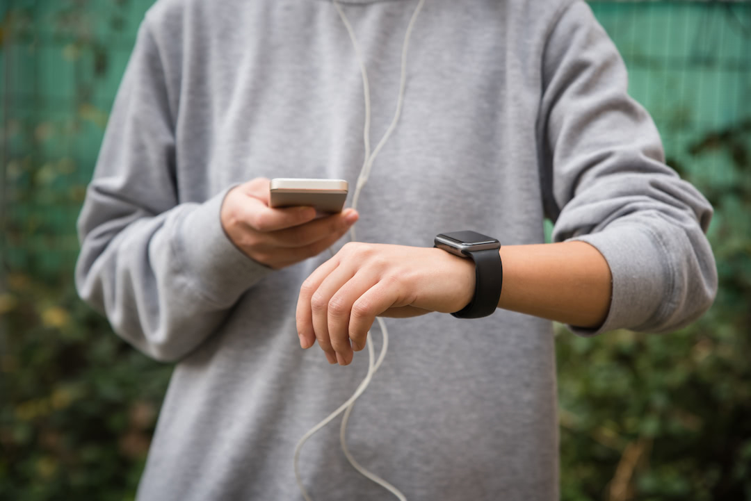 Athlete using devices for fitness.